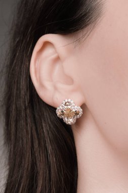 El yapımı değerli mücevherler. Kadınlar için bijouterie ve mücevher altın ve elmaslar