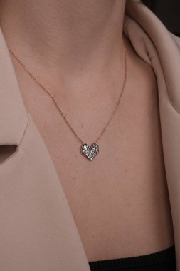 El yapımı değerli mücevherler. Kadınlar için bijouterie ve mücevher altın ve elmaslar