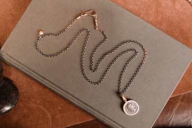 Gümüş, altın, elmas, değerli taşlar gibi şık mücevherler..