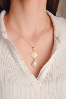 Gümüş, altın, elmas, değerli taşlar gibi şık mücevherler..