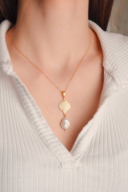 Gümüş, altın, elmas, değerli taşlar gibi şık mücevherler..