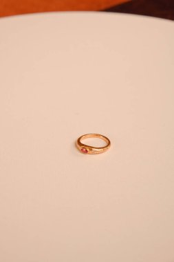 Gümüş, altın, elmas, değerli taşlar gibi şık mücevherler..