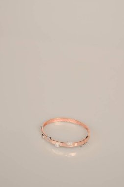 Gümüş, altın, elmas, değerli taşlar gibi şık mücevherler..