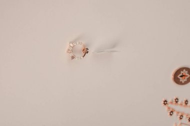 Gümüş, altın, elmas, değerli taşlar gibi şık mücevherler..