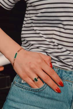 Gümüş, altın, elmas, değerli taşlar gibi şık mücevherler..