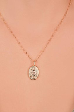 Gümüş, altın, elmas, değerli taşlar gibi şık mücevherler..