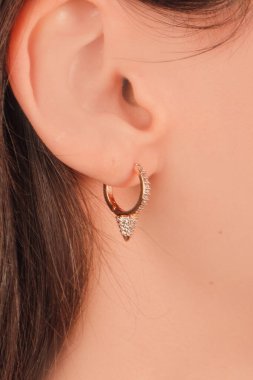 Gümüş, altın, elmas, değerli taşlar gibi şık mücevherler..