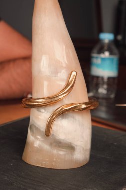 Gümüş, altın, elmas, değerli taşlar gibi şık mücevherler..