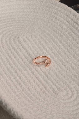 Gümüş, altın, elmas, değerli taşlar gibi şık mücevherler..