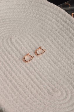 Gümüş, altın, elmas, değerli taşlar gibi şık mücevherler..