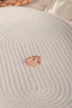 Gümüş, altın, elmas, değerli taşlar gibi şık mücevherler..