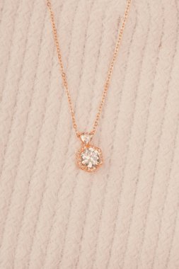 Gümüş, altın, elmas, değerli taşlar gibi şık mücevherler..