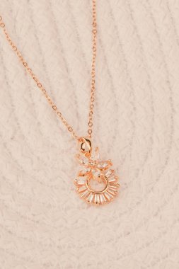 Gümüş, altın, elmas, değerli taşlar gibi şık mücevherler..