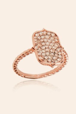 Gümüş, altın, elmas, değerli taşlar gibi şık mücevherler..