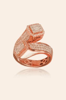 Gümüş, altın, elmas, değerli taşlar gibi şık mücevherler..