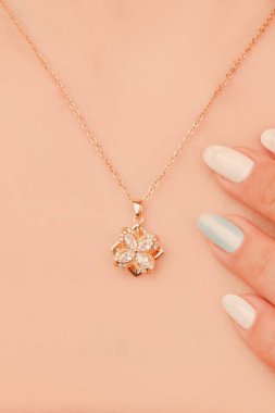 Gümüş, altın, elmas, değerli taşlar gibi şık mücevherler..