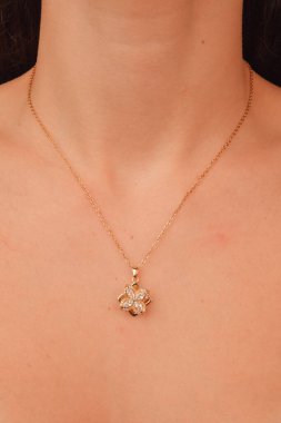 Gümüş, altın, elmas, değerli taşlar gibi şık mücevherler..