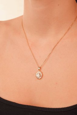 Gümüş, altın, elmas, değerli taşlar gibi şık mücevherler..