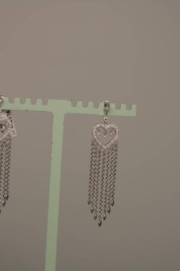 Gümüş, altın, elmas, değerli taşlar gibi şık mücevherler..