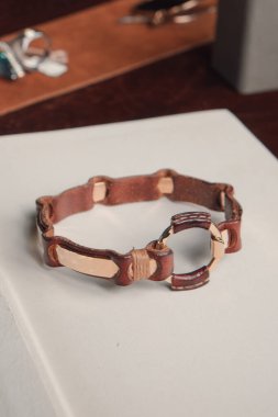 Gümüş, altın, elmas, değerli taşlar gibi şık mücevherler..