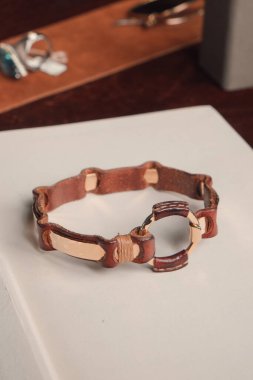 Gümüş, altın, elmas, değerli taşlar gibi şık mücevherler..