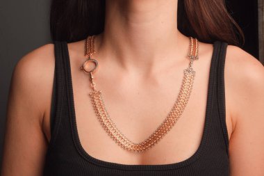 Gümüş, altın, elmas, değerli taşlar gibi şık mücevherler..