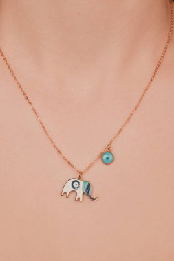 Şık mücevherler, elmaslar ve değerli taşlar..