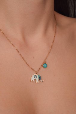 Şık mücevherler, elmaslar ve değerli taşlar..