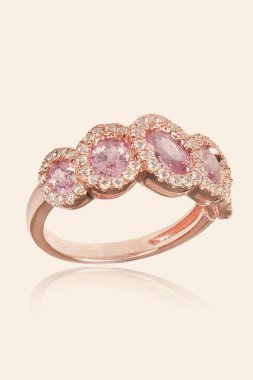 Şık mücevherler, elmaslar ve değerli taşlar..