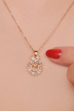 Şık mücevherler, elmaslar ve değerli taşlar..