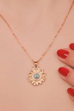 Zarif mücevherler, değerli taşlar takılmış mücevherler.. 