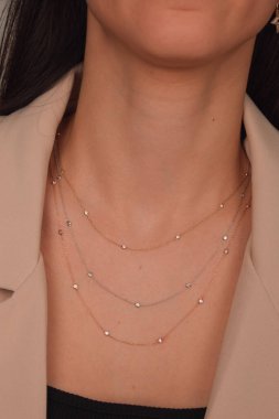 Gümüş, altın, elmas, değerli taşlar gibi şık mücevherler..