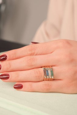 Gümüş, altın, elmas, değerli taşlar gibi şık mücevherler..