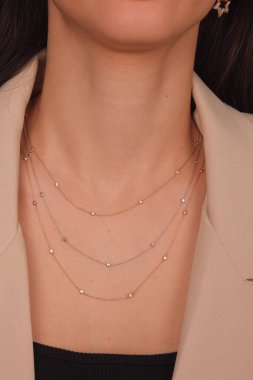 Gümüş, altın, elmas, değerli taşlar gibi şık mücevherler..