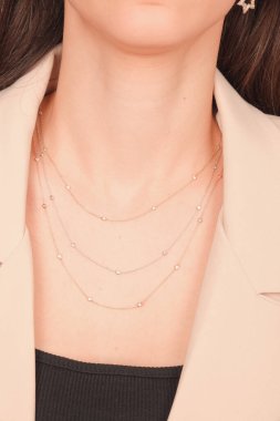 Gümüş, altın, elmas, değerli taşlar gibi şık mücevherler..