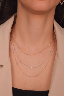 Gümüş, altın, elmas, değerli taşlar gibi şık mücevherler..