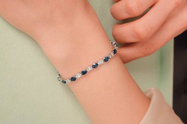 Gümüş, altın, elmas, değerli taşlar gibi şık mücevherler..