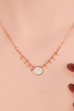 Gümüş, altın, elmas, değerli taşlar gibi şık mücevherler..