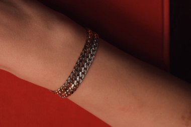 Güzel altın mücevherler, değerli taşlar ve elmaslar.