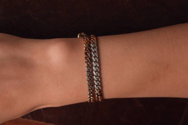 Güzel altın mücevherler, değerli taşlar ve elmaslar.