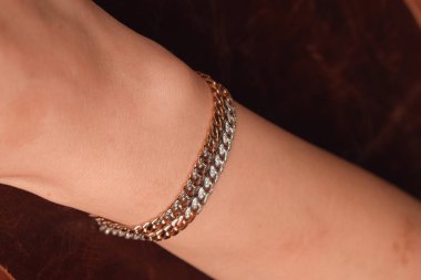 Güzel altın mücevherler, değerli taşlar ve elmaslar.