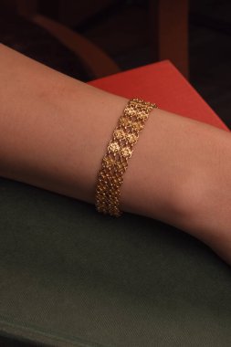 Güzel altın mücevherler, değerli taşlar ve elmaslar.