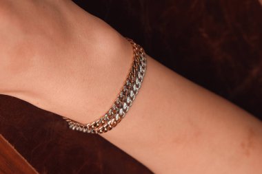 Güzel altın mücevherler, değerli taşlar ve elmaslar.