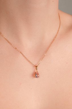 Zarif mücevherler, değerli taşlar takılmış mücevherler.. 