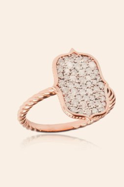 Gümüş, altın, elmas, değerli taşlar gibi şık mücevherler..