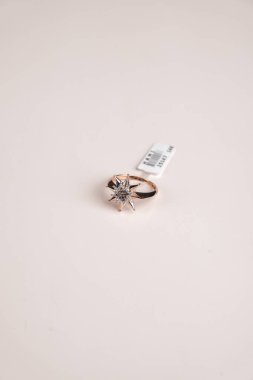 Gümüş, altın, elmas, değerli taşlar gibi şık mücevherler..