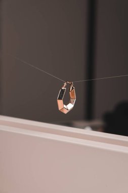 Gümüş, altın, elmas, değerli taşlar gibi şık mücevherler..