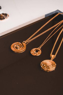 Gümüş, altın, elmas, değerli taşlar gibi şık mücevherler..