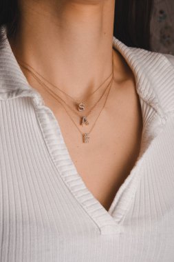 Gümüş, altın, elmas, değerli taşlar gibi şık mücevherler..