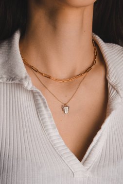 Gümüş, altın, elmas, değerli taşlar gibi şık mücevherler..